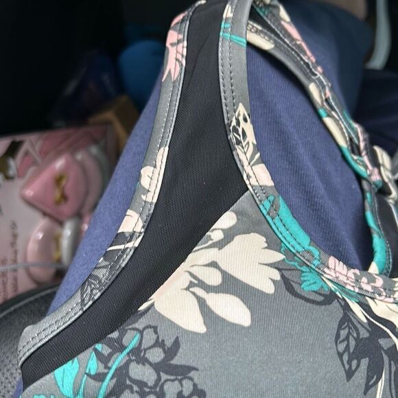 Shadow Sport Multi-Color Sports Bra with Removable Cups. XS. - Picture 2 of 11